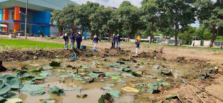 ลงพื้นที่ปฏิบัติการรายวิชาฝึกงานเกษตร 2 กำจัดจอก แหน และหญ้าบรเวณคลองฟาร์มเกษตร 2 และนำมาใช้เป็นวัตถุดิบในการผลิตปุ๋ยอินทรีย์