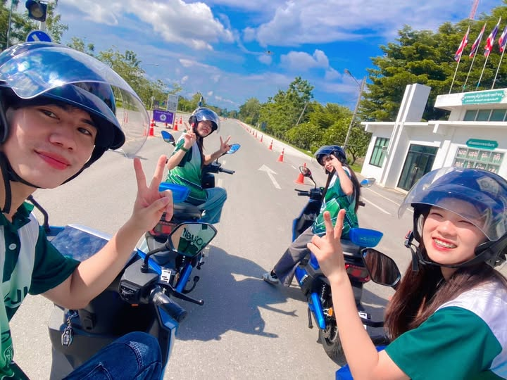 ขับขี่รถเข้า ม. อย่าลืมหมวกกันน็อค