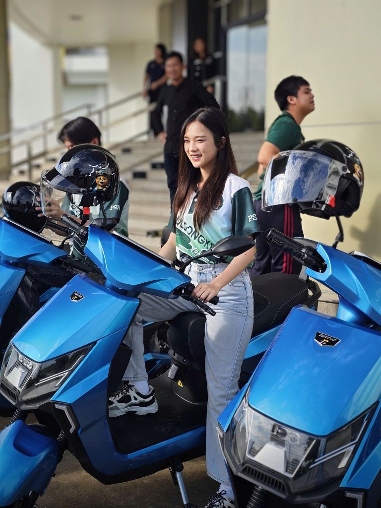 มรพส. รับมอบรถจักรยานยนต์ไฟฟ้า (EV Scooter) จากบริษัท เพาเวอร์กรีน โซลูชั่น จำกัด เพื่อใช้ในกิจกรรมด้านพลังงานสะอาดและการพัฒนาอย่างยั่งยืน.